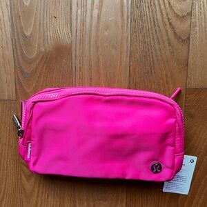Lululemon everywhere belt bag vibrant pink brand new